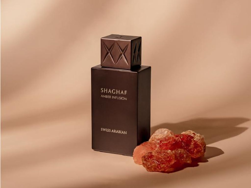 ARABSKI PERFUM SHAGHAF AMBER INFUSION SWISS ARABIAN Ambra, Morela, Kardamon i Imbir; nuty serca to Wanilia, Jabłko, Drewno Cedrowe, Konwalia i Davana; nuty bazy to Ambra, Olibanum, Paczuli, Piżmo i Skóra.