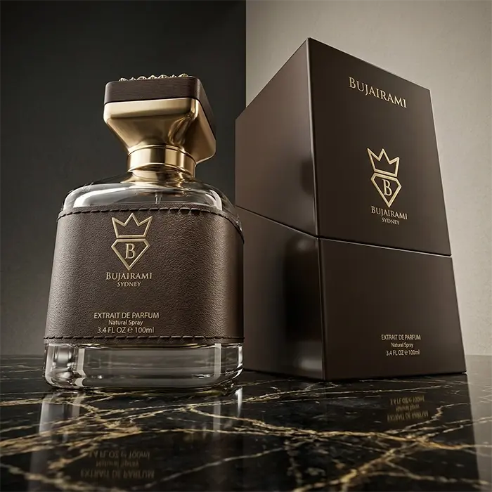 BUJAIRAMI KINGSMAN EXTRAIT 100ML-Le note di testa sono bergamotto, ribes nero, mela, limone e pepe rosa;ananas, patchouli e gelsomino marocchino;betulla, muschio, muschio di quercia, ambroxan e legno di cedro.