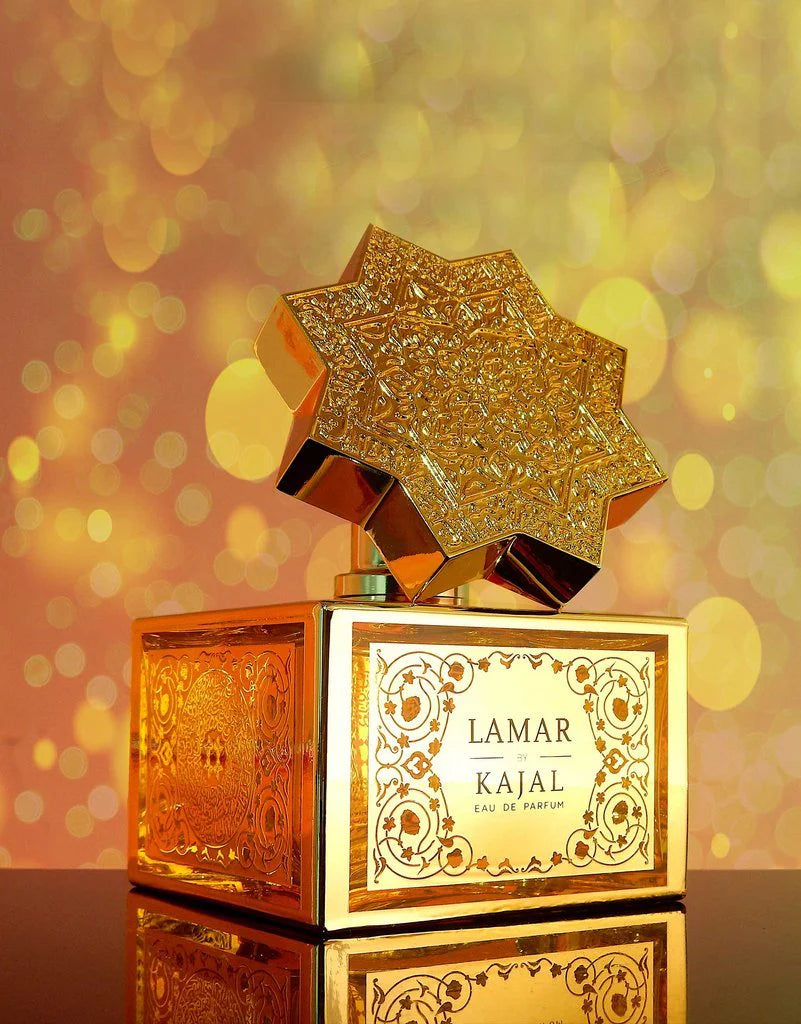 LAMAR KAJAL EDP 100ML - Ananas, Czerwone jagody, Jabłko, Kardamon i Kolendra; Róża bułgarska, Róża turecka, Magnolia i Jaśmin Sambac; Piżmo, Wanilia, Ambra, Drewno kaszmirowe, Drewno cedrowe i Piżmo roślinne.