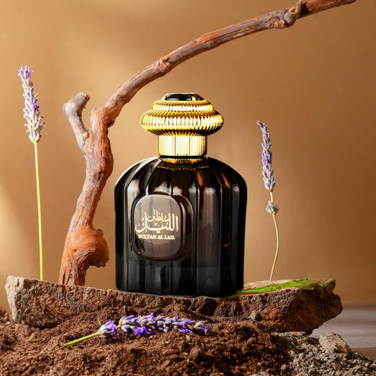 AL WATANIAH SULTAN AL LAIL-Arancia Rossa, Agrumi, Bacche di Ginepro e Limone di Sicilia Lavanda, Pimento, Salvia Sclarea e Geranio;Vetiver, Legno di Cedro e Patchouli.