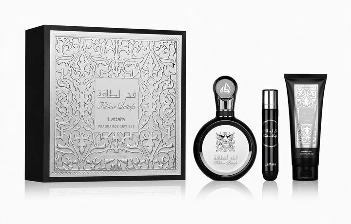 GIFTSET LATTAFA FAKHAR 3 PEZZI- Mela, Bergamotto e Zenzero; Lavanda, Salvia, Bacche di Ginepro e Geranio;Fava Tonka, Legno di Cedro, Amberwood e Vetiver.