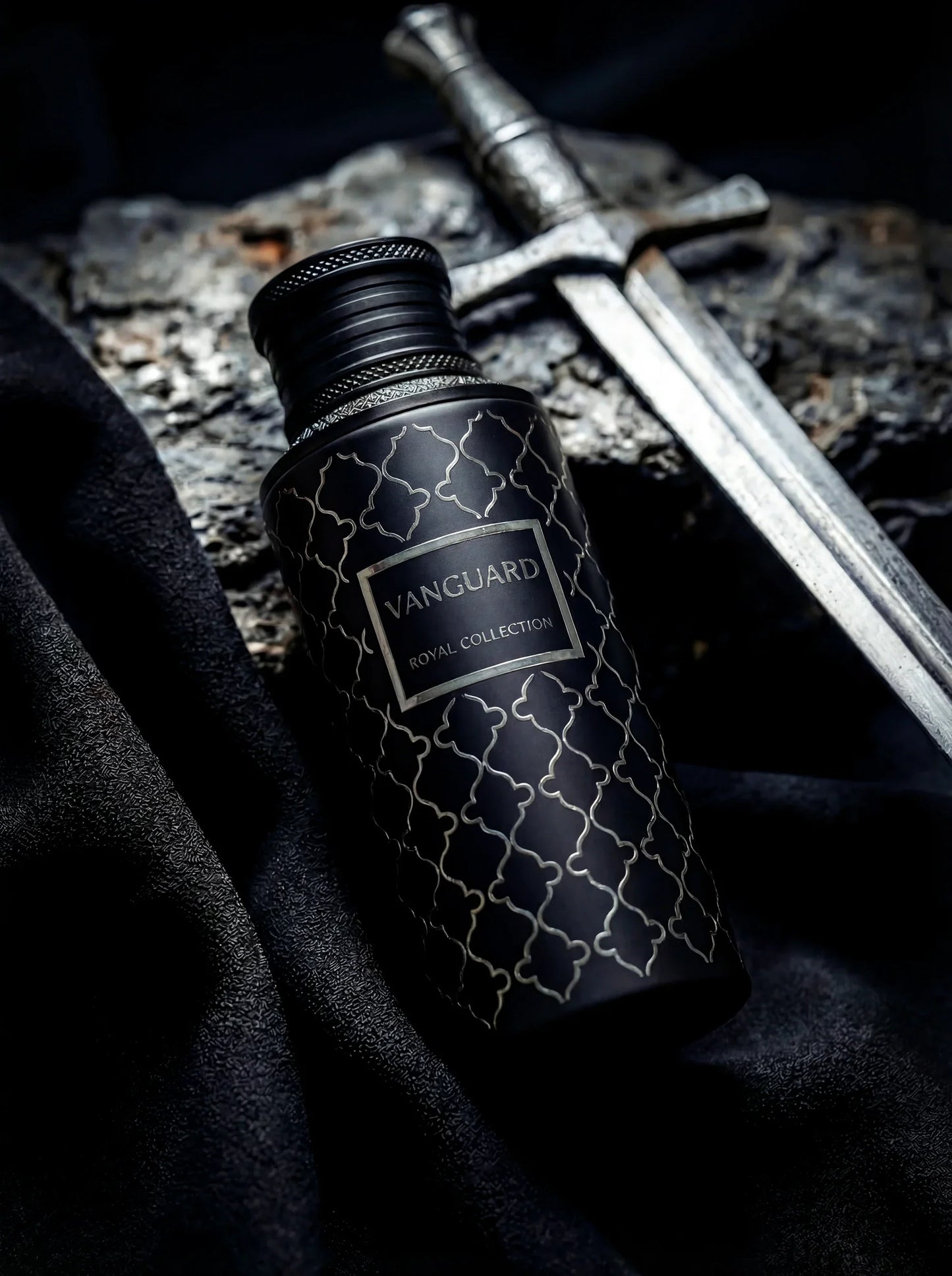 MAISON ASRAR VANGUARD EDP 100ML - AVENTUS ABSOLU - Ananas, Czarna porzeczka, Różowy pieprz, Grejpfrut, Jabłko i Bergamotka; Kardamon, Goździk, Imbir i Konwalia; Ambra szara, Drewno cedrowe, Piżmo.