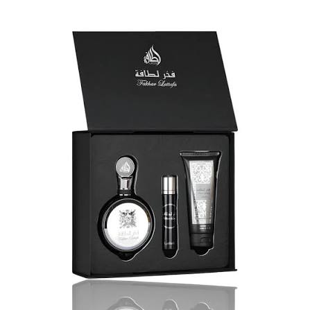 GIFTSET LATTAFA FAKHAR 3 PEZZI- Mela, Bergamotto e Zenzero; Lavanda, Salvia, Bacche di Ginepro e Geranio;Fava Tonka, Legno di Cedro, Amberwood e Vetiver.